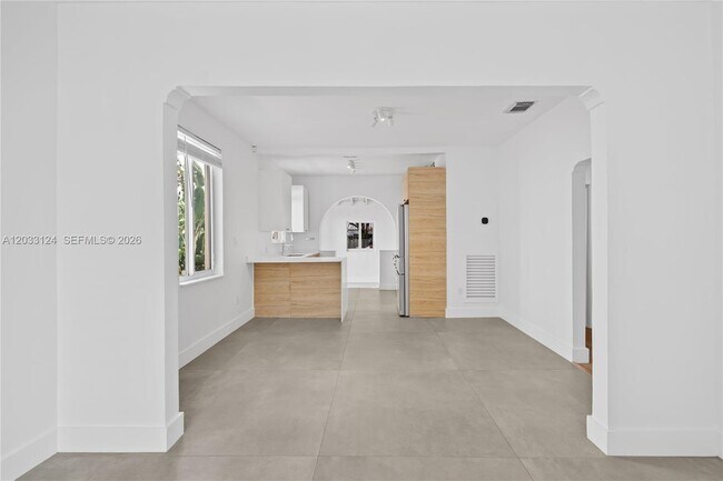 Building Photo - 565 NW 44th St