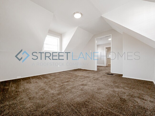 Building Photo - REDUCED!
