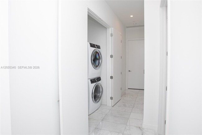 Building Photo - 2821 S Bayshore Dr