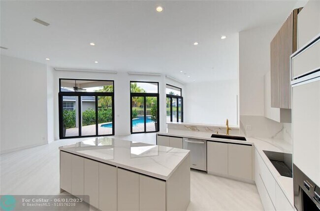 Building Photo - 2550 Jardin Terrace
