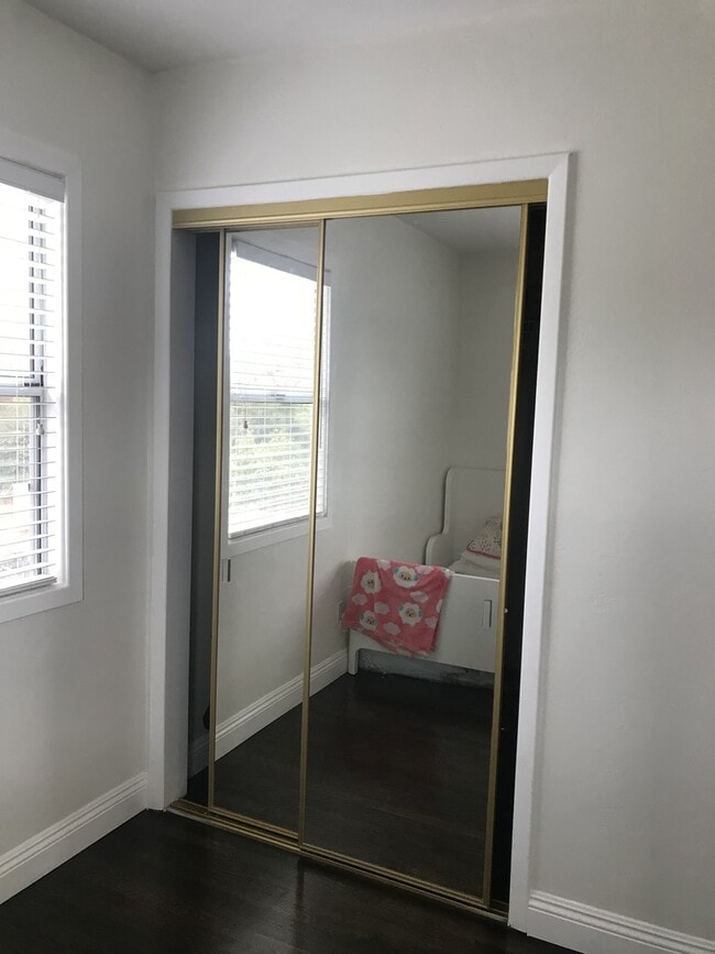 Building Photo - Lovley 3 bedroom 1 bath House, Fantastic views! Front and backyard