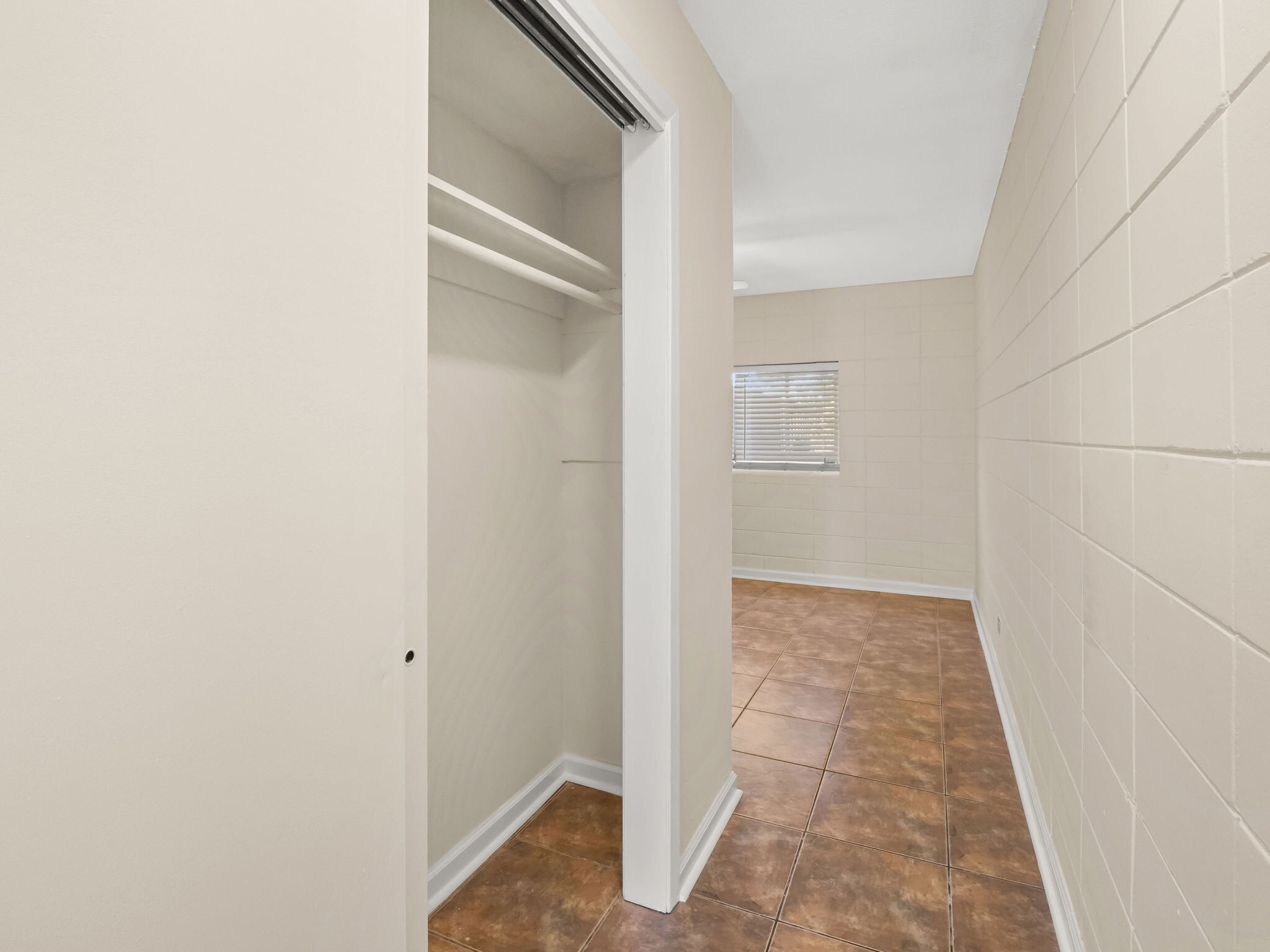 Building Photo - 710 Iris St