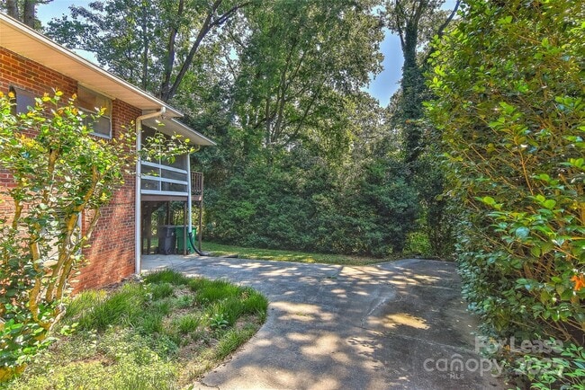 Building Photo - 1215 Sewickley Dr
