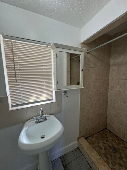 Building Photo - 920 N Haverhill Rd