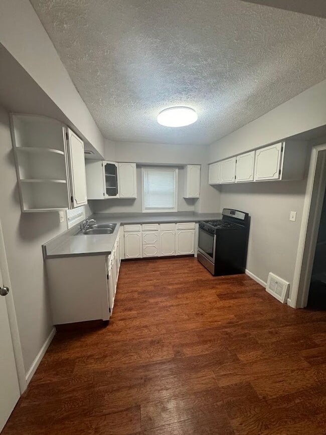 Building Photo - 3 Bed - 1.5 Bath Colonial for Rent in Clev...
