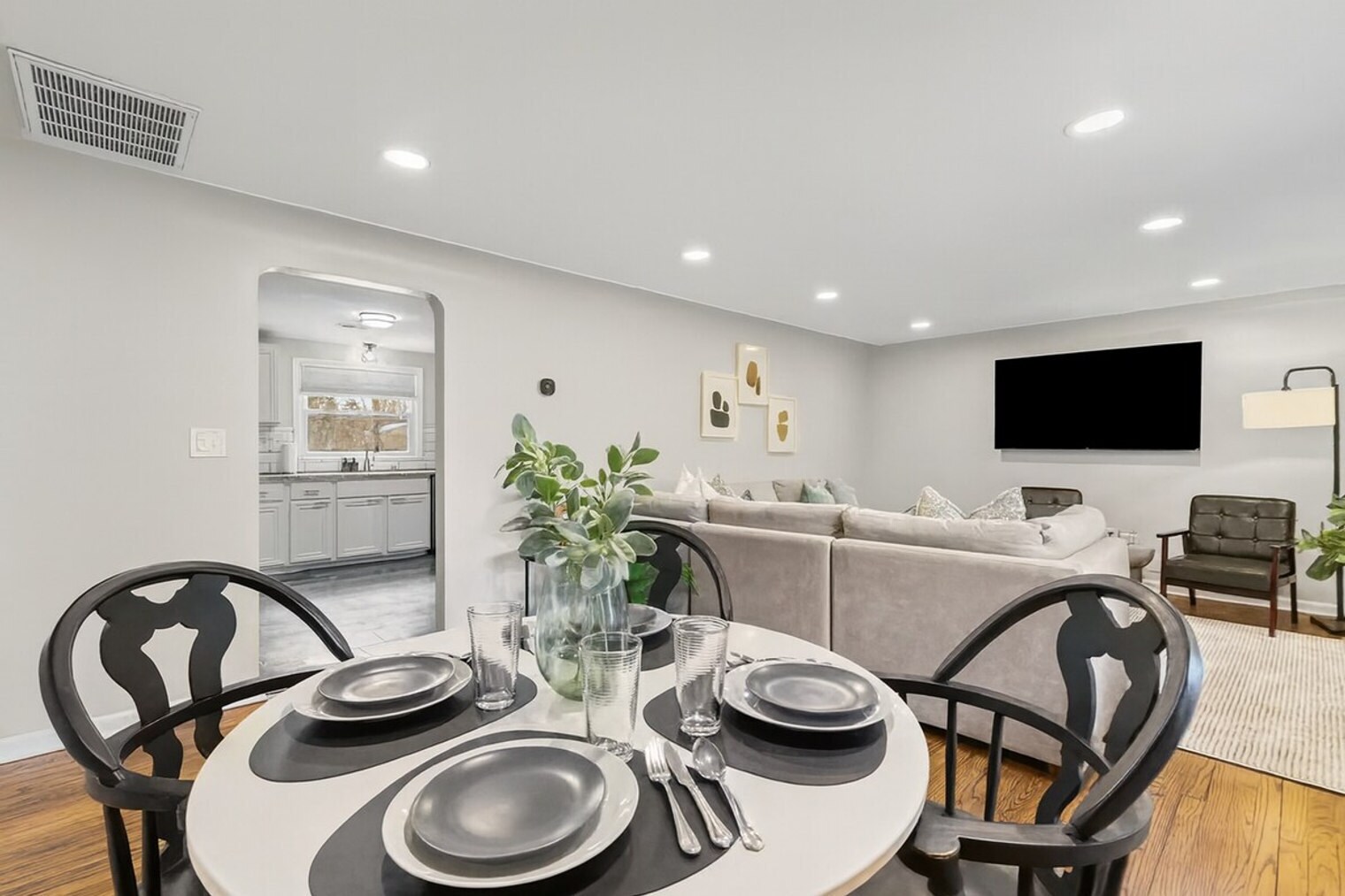 Building Photo - 8254 Mary Ann Ave