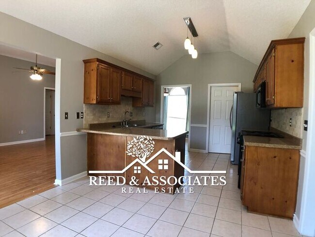 Building Photo - Charming 1.5 Story Oakland Home!