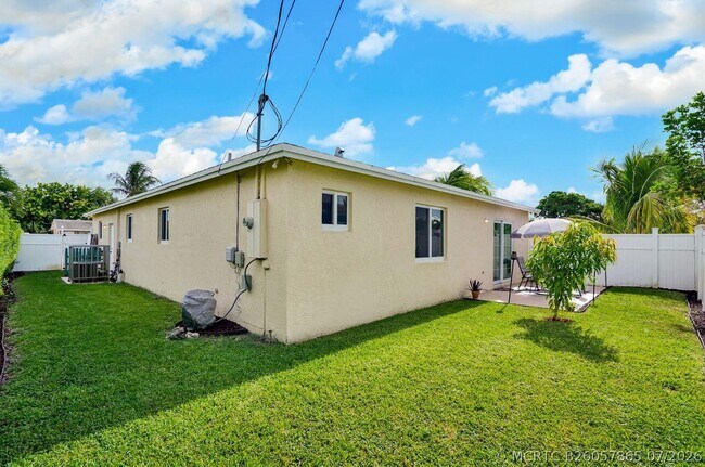 Building Photo - 3021 NW 21st Ct