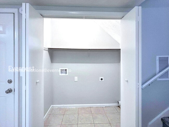 Building Photo - 2083 Phillips Rd