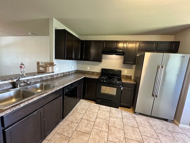 Building Photo - Beautiful 4 Bed 2 bath