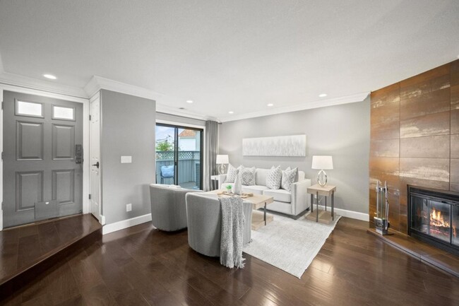Building Photo - Immaculate 3 Bedroom 2.5 Bath Condominium ...