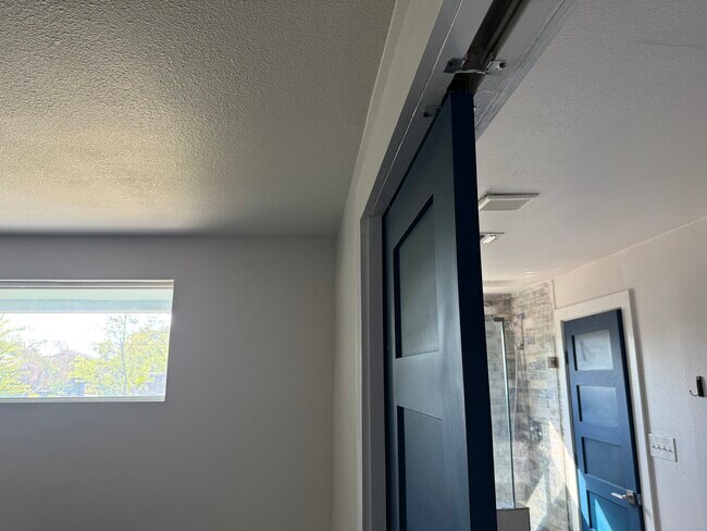 Building Photo - 814 Iowa St