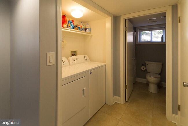 Building Photo - 3723 S Four Mile Run Dr