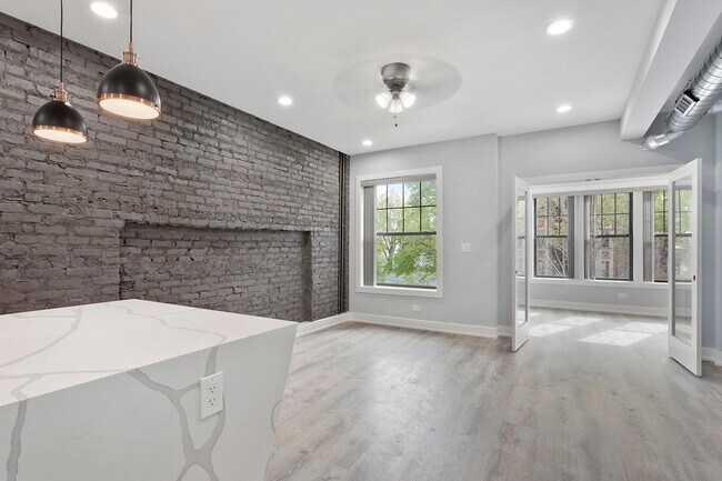 Building Photo - 7644 N Eastlake Terrace