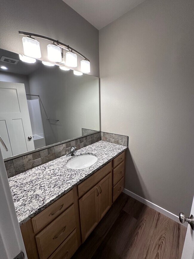 Building Photo - 4 Bedroom / 4 bath New Townhome. Every bedroom is its own Master Suite with your own full bathroo...