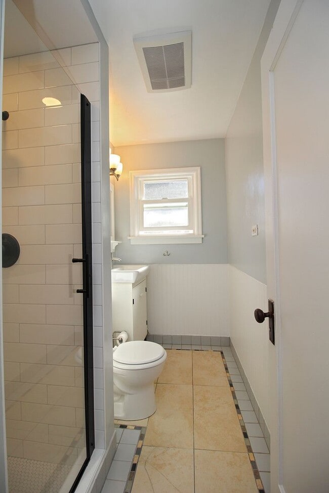 Building Photo - 805 NW Angeline Ave