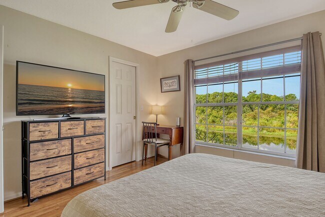 Building Photo - Spacious 3 bedroom, 2 bath condo with a lake view in Palmer Ranch