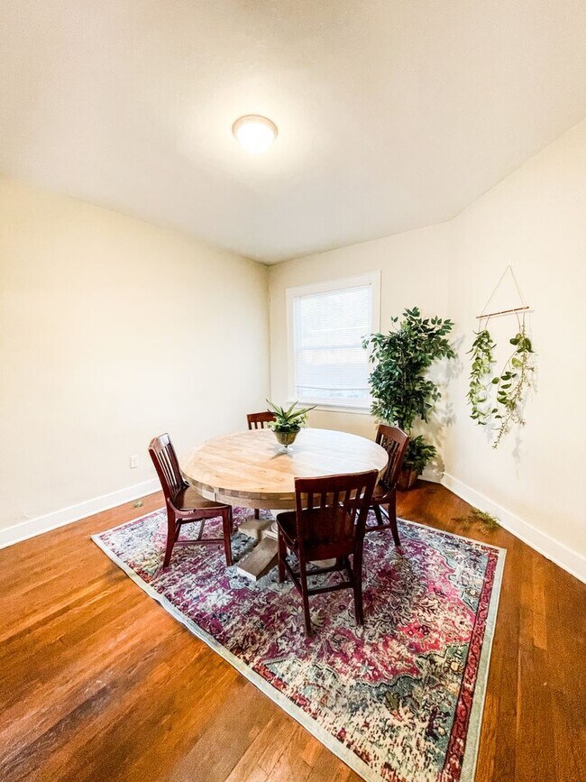 Building Photo - AVAILABLE AUGUST 2026 - Beautiful 4+ bedroom, 1 bath home in Mt Washington!