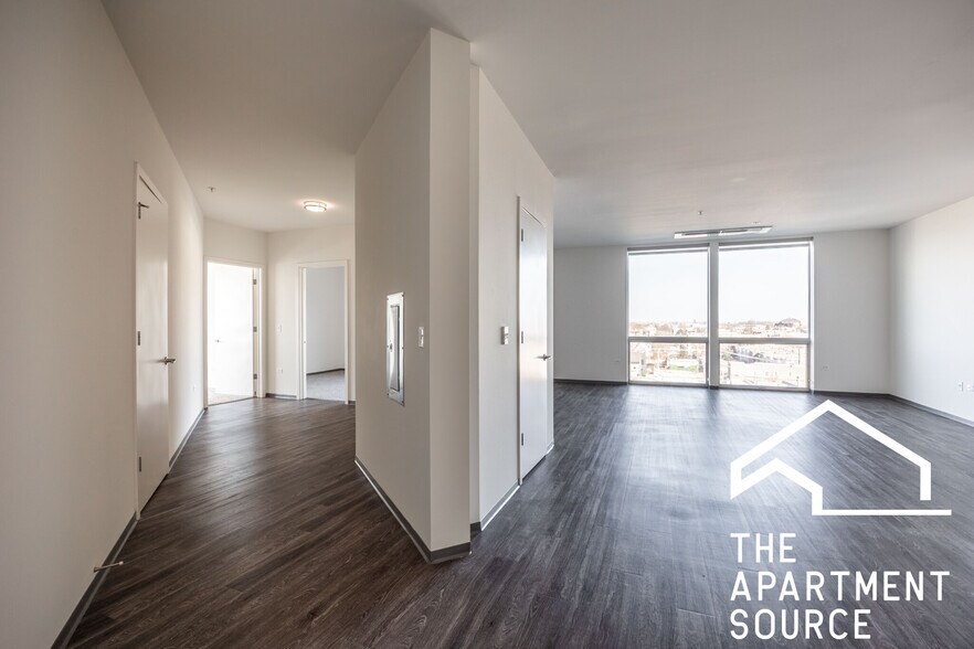 Building Photo - 2340 N California Ave