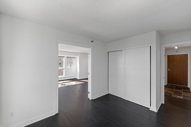 Building Photo - 433 S 7th St
