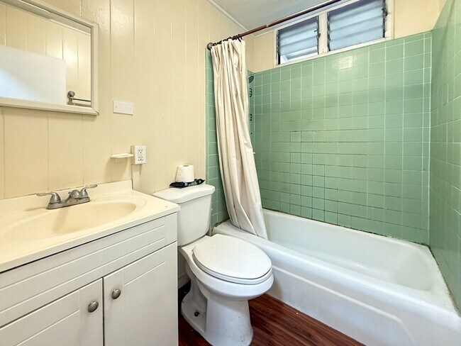 Building Photo - Charming 3-Bedroom Home with Massive Yard in Urban Honolulu!