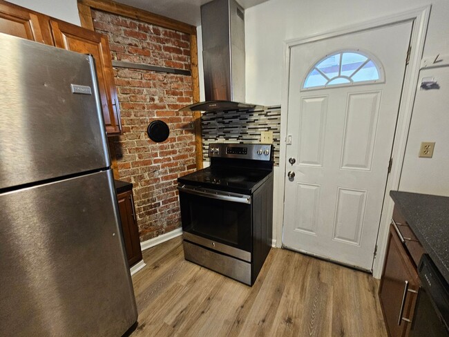 Building Photo - Spacious 3 bedroom 1 bath townhouse for re...