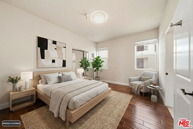 Building Photo - 320 S Swall Dr