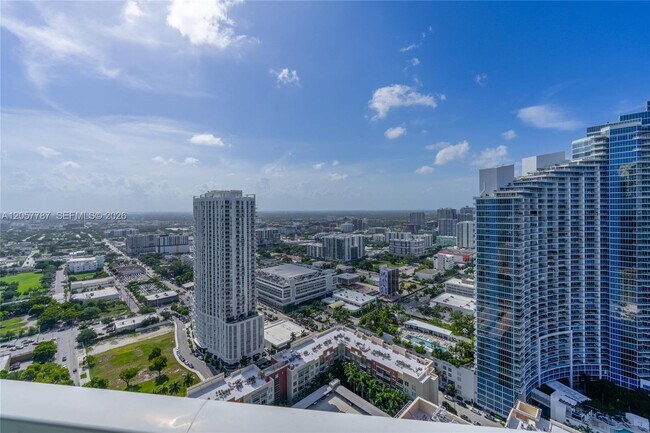 Building Photo - 1900 N Bayshore Dr