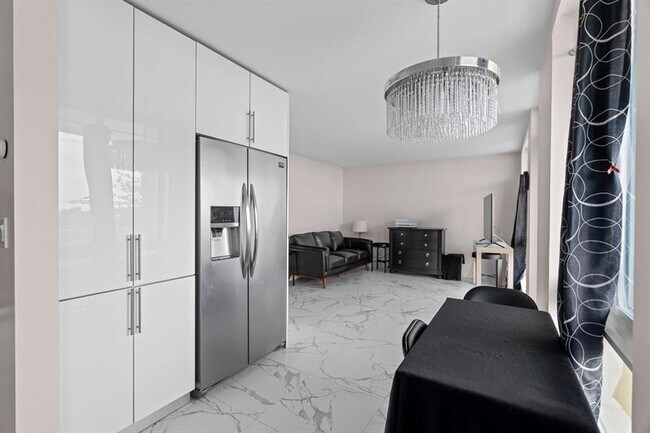 Building Photo - 2400 NE 9th St