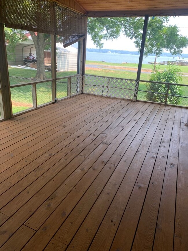 Building Photo - 3 bedroom 2 bath on High Rock Lake