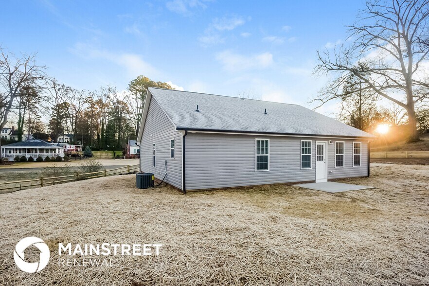 Building Photo - 722 Elizabeth St SW