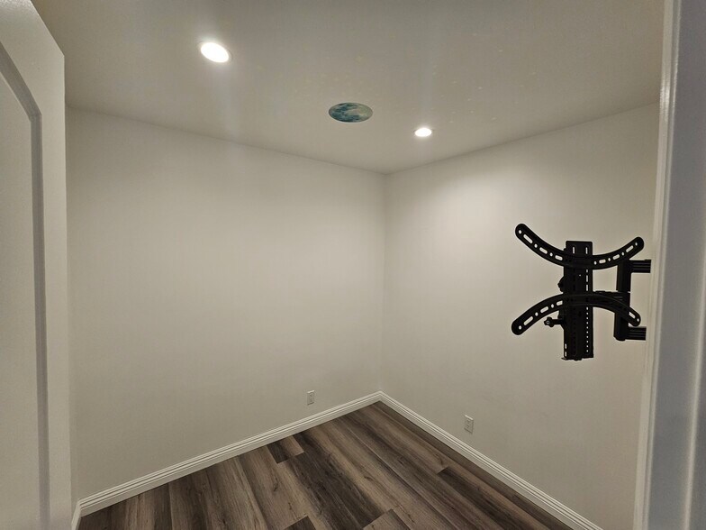 Building Photo - 6501 Vanalden Ave