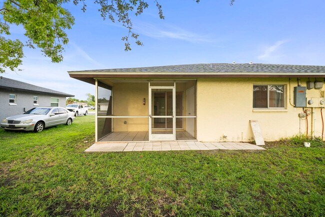 Building Photo - Beautiful 2-bedroom, 2-bathroom apartment, perfectly located in Cape Coral