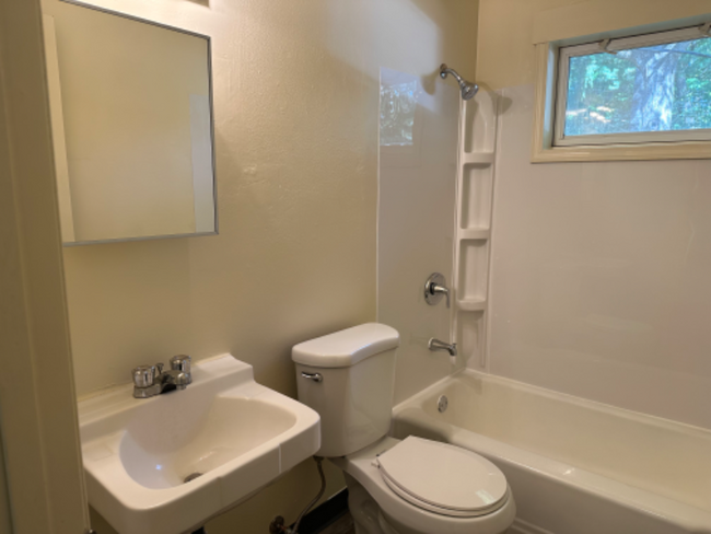 Building Photo - 2106 Lake Point Dr