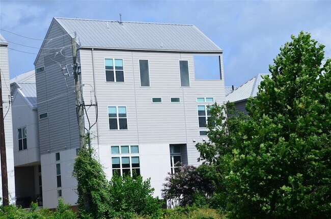 Building Photo - 5915 E Post Oak Ln