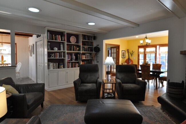 Building Photo - 4 Bedroom Pool Home for Rent in Woodland H...