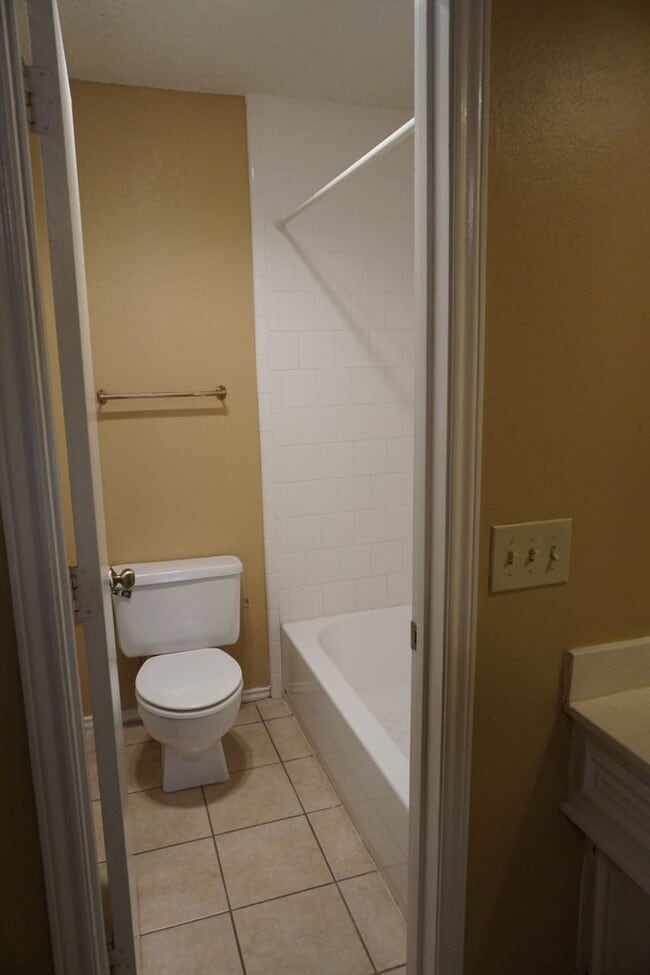 Building Photo - 1104 Homestead Dr