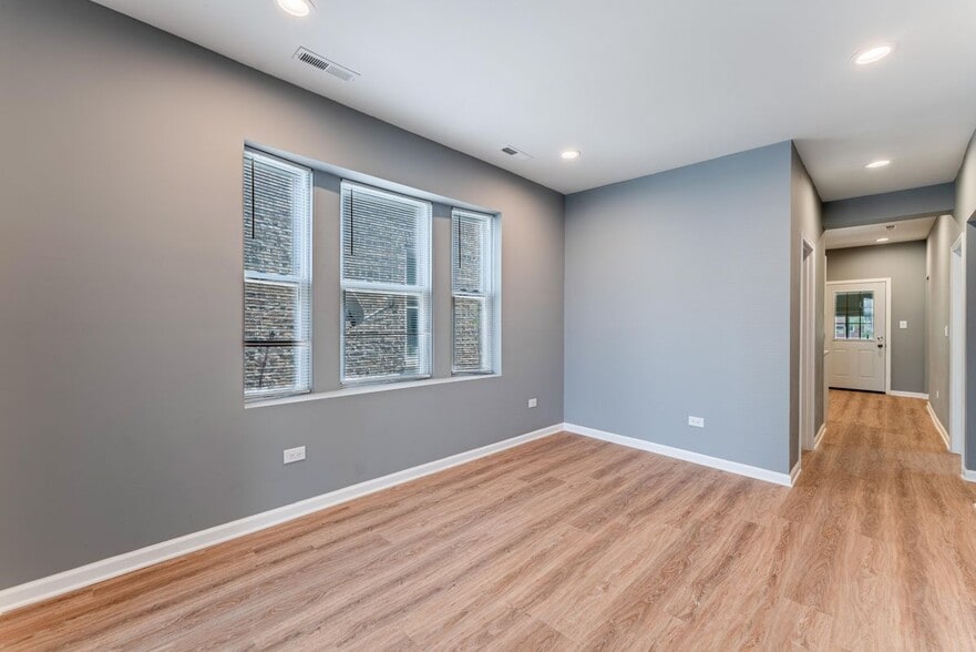 Building Photo - 5025 W Huron St