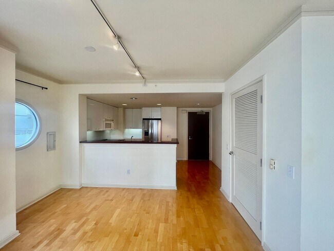 Building Photo - Excellent South Beach Location-1 Bed/1 Bath in Amenity Building with W/D & Garage Parking!
