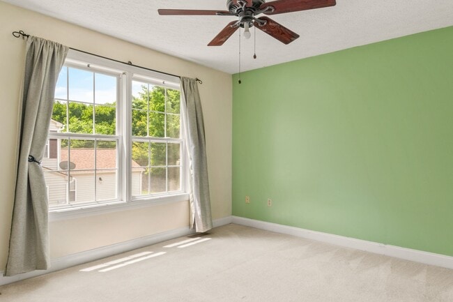 Building Photo - 3 bed/2.5 bath Off street parking