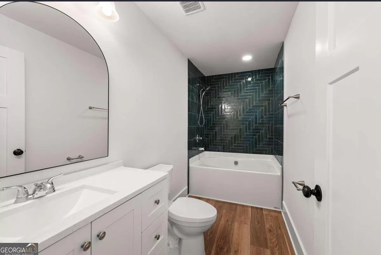 Building Photo - 747 Golden Ave