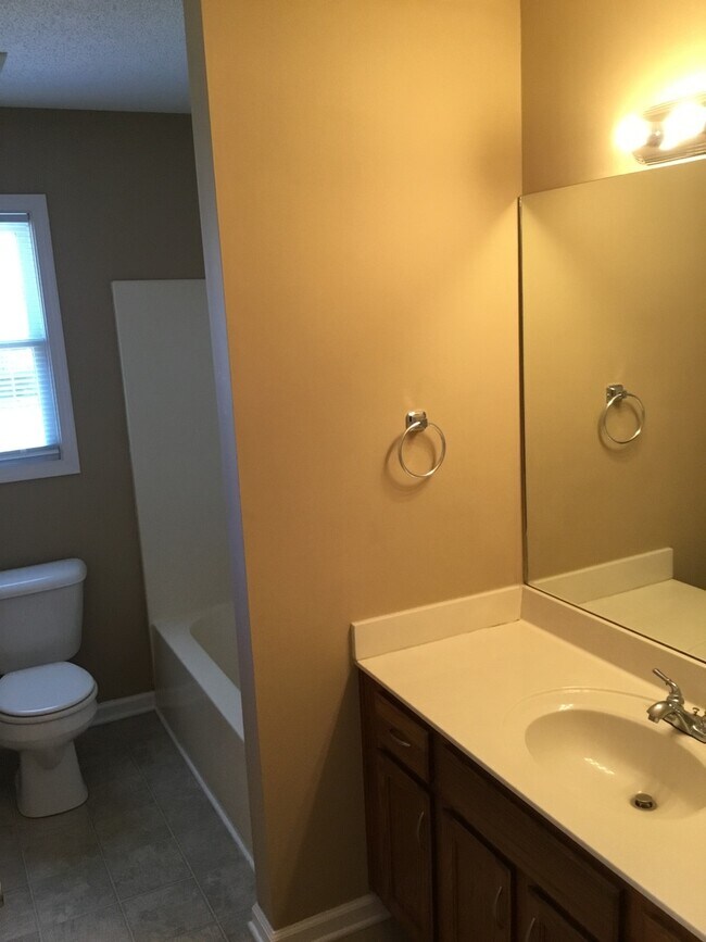 Building Photo - 3 Bedroom Home For Rent in Sango Area!