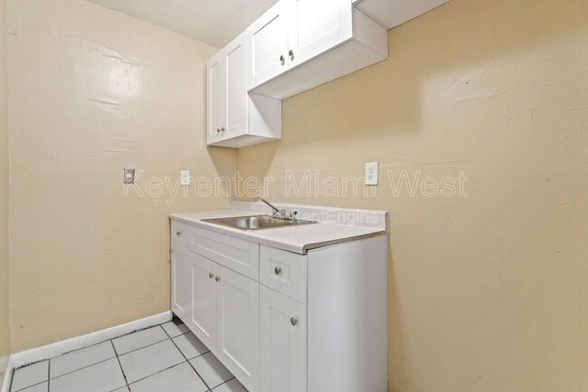 Building Photo - 1022 NW 6th Ave