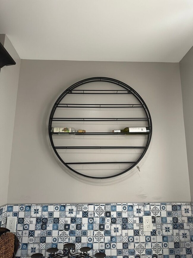 Building Photo - Fully Furnished! Spacious Rooms! Modern De...