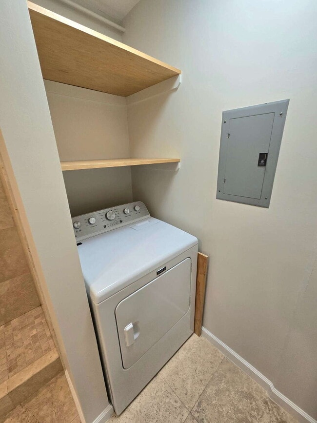 Building Photo - Renovated 2br, 2ba, 2pkg - Regency Park with Views!