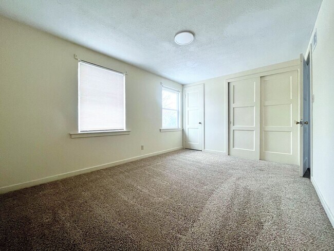 Building Photo - 2 bed, 1 bath condo
