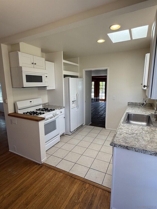 Building Photo - 950 Stratford Ct