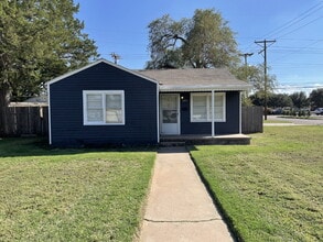 Building Photo - Corner House Located Within Minutes Of Elementary, Park & Medical District!
