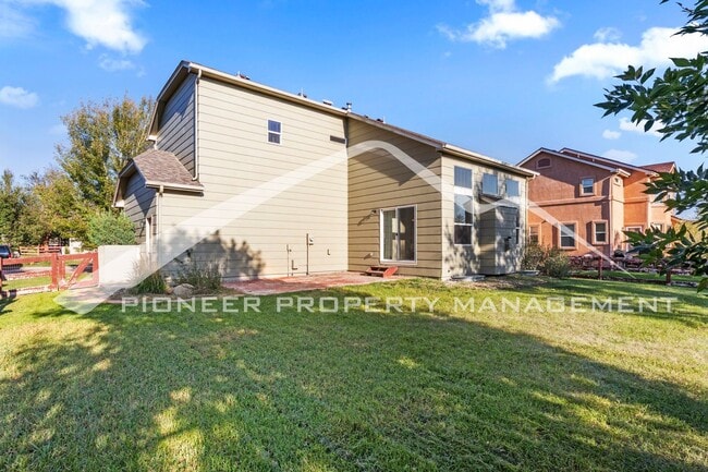 Building Photo - Beautiful 4-bedroom, 3.5-bath home with oversized 2 car garage, AC and enclosed back yard