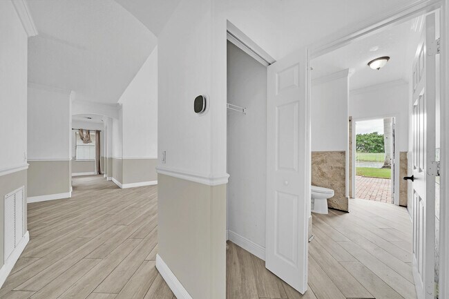 Building Photo - 5878 Bay Hill Cir